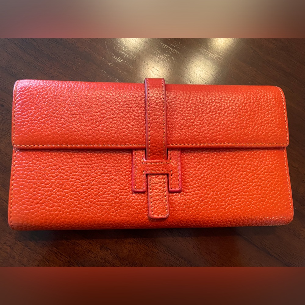 H wallet in color orange — great condition 🧡